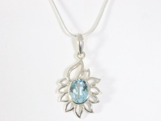 Opengewerkte zilveren hanger met blauwe topaas aan ketting afbeelding 4