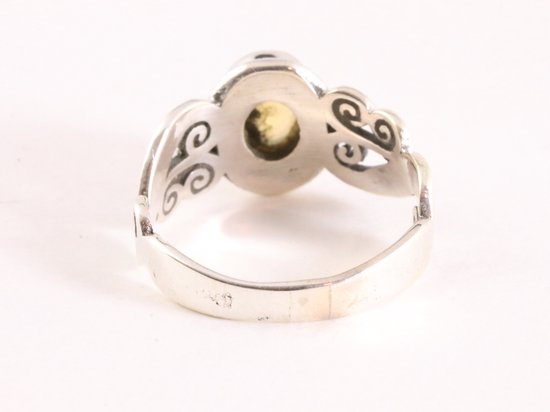 Bewerkte zilveren ring met Ethiopische opaal afbeelding 3