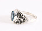 Bewerkte zilveren ring met blauwe topaas afbeelding 2