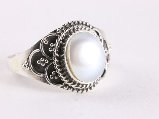Bewerkte zilveren ring met zoetwater parel afbeelding 1