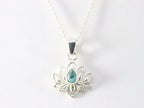 Fijne zilveren lotus hanger met blauwe koperturkoois aan ketting afbeelding 4