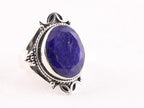 Bewerkte zilveren ring met blauwe saffier afbeelding 1