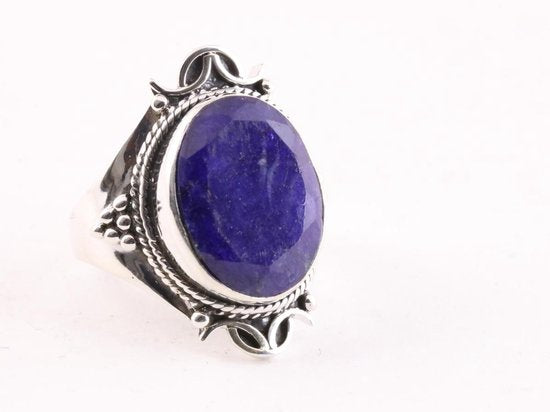 Bewerkte zilveren ring met blauwe saffier afbeelding 1