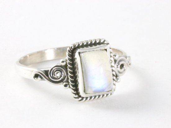 Fijne bewerkte zilveren ring met regenboog maansteen afbeelding 1