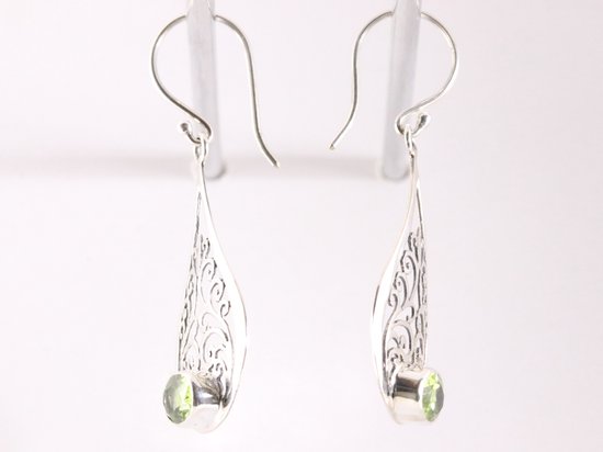 Opengewerkte zilveren oorbellen met peridoot afbeelding 2