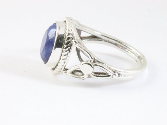Opengewerkte zilveren ring met blauwe saffier afbeelding 2