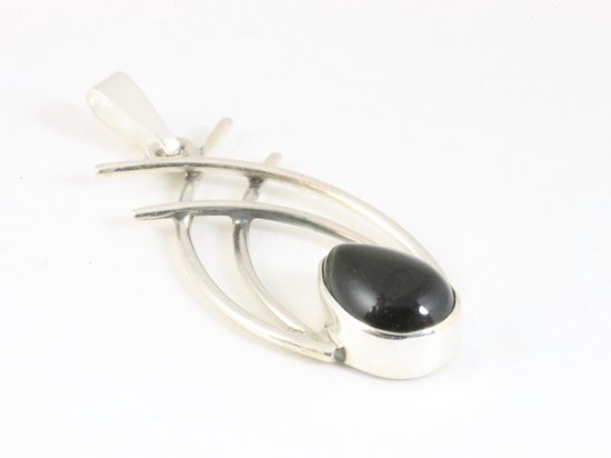 Opengewerkte zilveren hanger met onyx aan ketting afbeelding 2