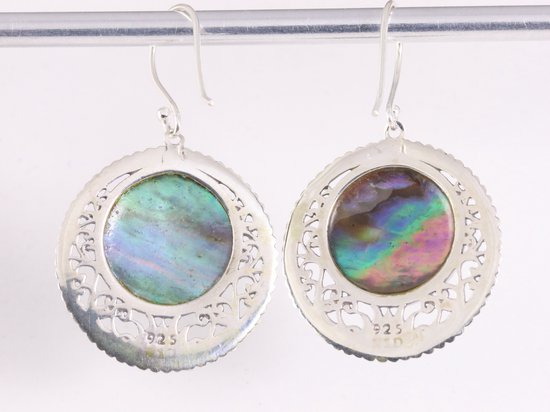 Ronde opengewerkte zilveren oorbellen met abalone schelp afbeelding 3