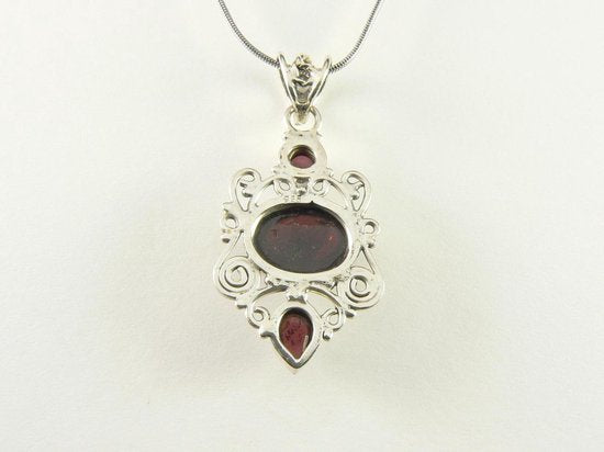 Opengewerkte zilveren hanger met granaat aan ketting afbeelding 3