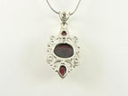 Opengewerkte zilveren hanger met granaat aan ketting afbeelding 3