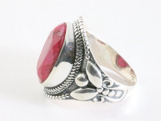 Zware bewerkte zilveren ring met robijn afbeelding 2