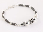 Zilveren armband met bewerkte kralen afbeelding 2