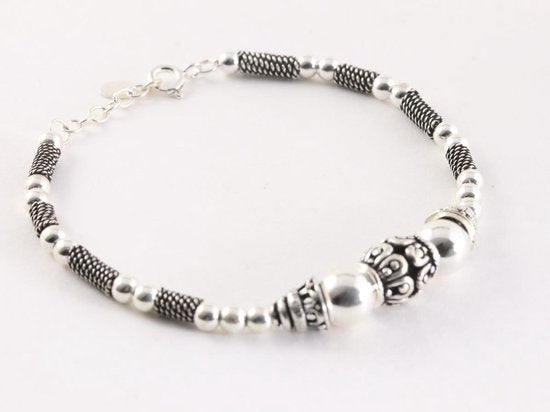 Zilveren armband met bewerkte kralen afbeelding 2