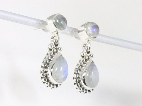Bewerkte zilveren oorstekers met regenboog maansteen afbeelding 2