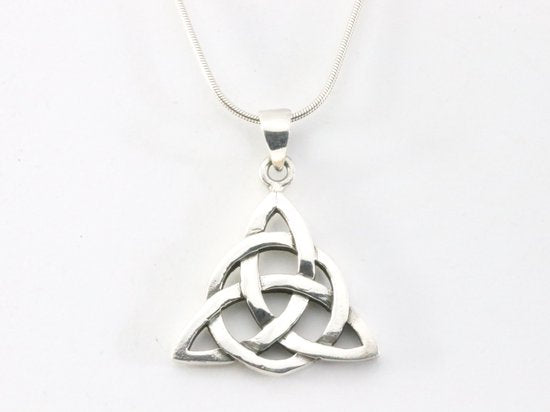 Zilveren triquetra hanger aan ketting afbeelding 3