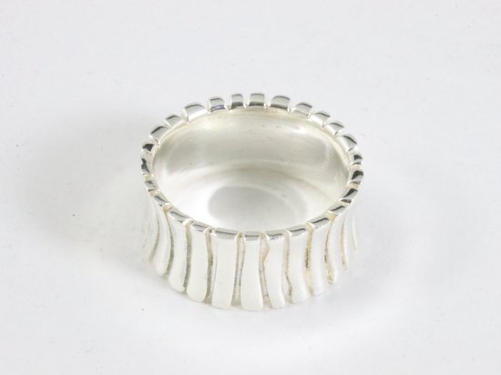 Bewerkte zilveren ring met ribbels afbeelding 2
