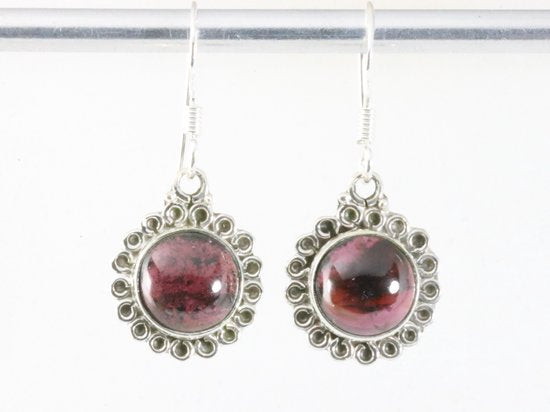 Fijne bewerkte ronde zilveren oorbellen met granaat afbeelding 3