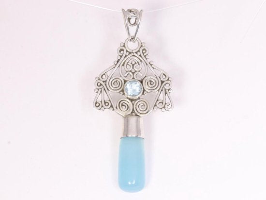 Lange opengewerkte zilveren hanger met blauwe chalcedoon en topaas afbeelding 1