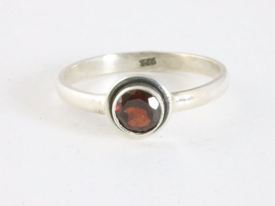 Fijne ronde zilveren ring met granaat afbeelding 3