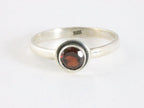 Fijne ronde zilveren ring met granaat afbeelding 3
