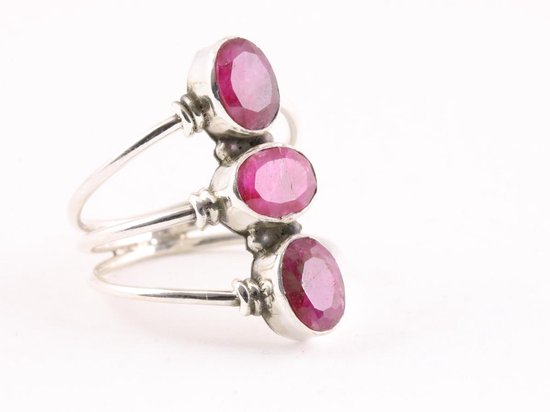Opengewerkte zilveren ring met 3 robijn stenen afbeelding 1