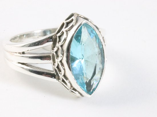 Bewerkte zilveren ring met blauwe topaas afbeelding 1