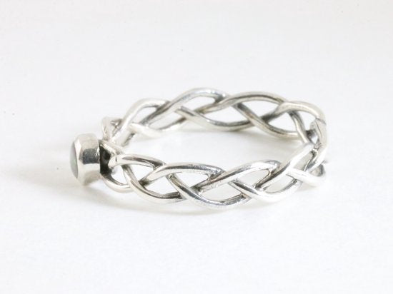 Fijne gevlochten zilveren ring met welo opaal afbeelding 2