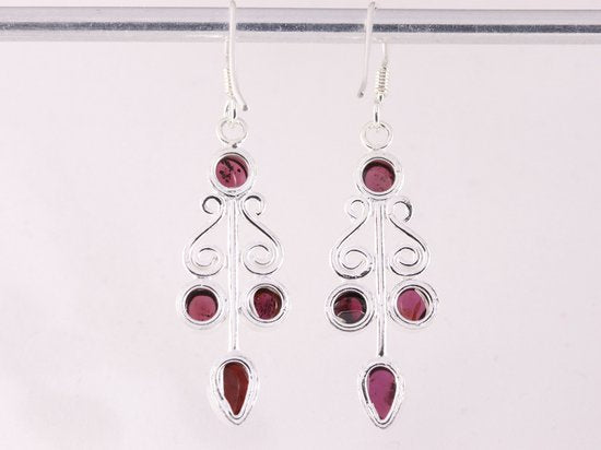 Lange zilveren oorbellen met granaat afbeelding 3