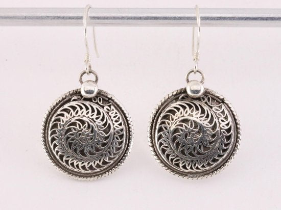 Traditionele ronde zilveren oorbellen met filigrein bewerking afbeelding 5