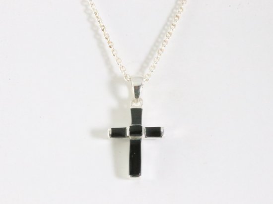 Fijne zilveren kruishanger met onyx aan ketting afbeelding 4