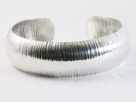 Brede gefrijnde zilveren klemarmband afbeelding 1