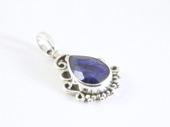 Fijne bewerkte zilveren hanger met blauwe saffier aan ketting afbeelding 2