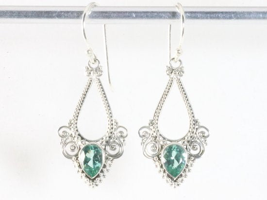 Traditionele bewerkte zilveren oorbellen met groene toermalijn afbeelding 4