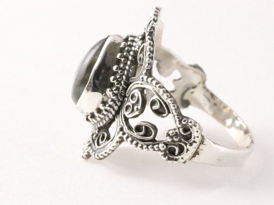 Bewerkte zilveren ring met labradoriet afbeelding 2