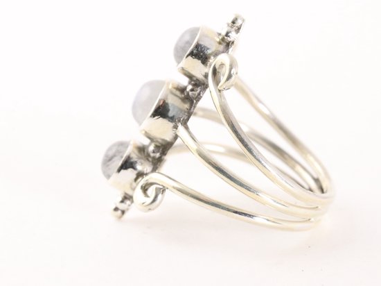 Opengewerkte zilveren ring met 3 regenboog maanstenen afbeelding 2