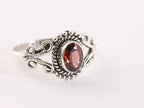 Fijne bewerkte zilveren ring met granaat afbeelding 1
