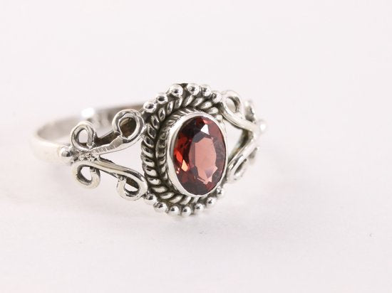 Fijne bewerkte zilveren ring met granaat afbeelding 1