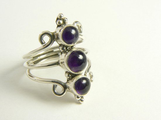 Opengewerkte zilveren ring met 3 amethist stenen afbeelding 1