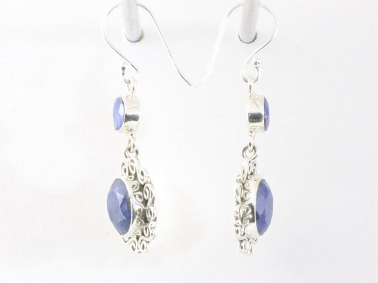 Lange bewerkte zilveren oorbellen met blauwe saffier afbeelding 2