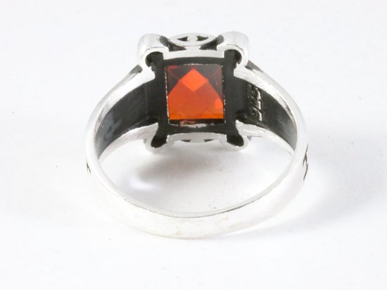 Bewerkte zilveren ring met granaat afbeelding 3