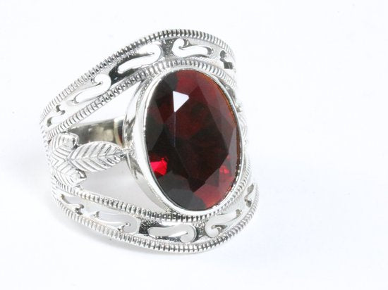Opengewerkte zilveren ring met granaat afbeelding 1