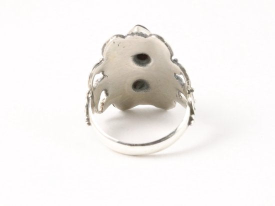 Bewerkte zilveren ring met granaat afbeelding 3