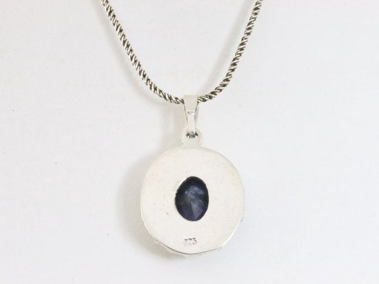 Bewerkte zilveren hanger met blauwe saffier aan ketting afbeelding 3