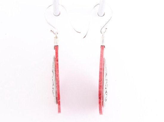 Opengewerkte zilveren oorbellen met rode koraal steen afbeelding 2
