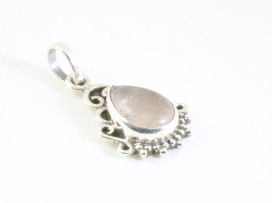 Fijne bewerkte zilveren hanger met rozenkwarts aan ketting afbeelding 2