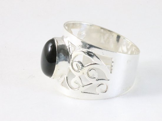 Brede opengewerkte zilveren ring met onyx afbeelding 2