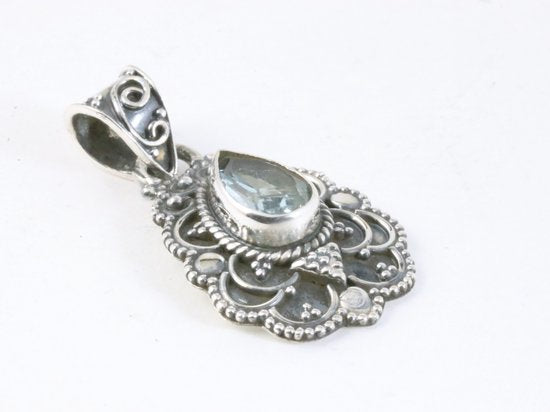 Traditionele bewerkte zilveren hanger met blauwe topaas afbeelding 2