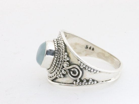 Bewerkte zilveren ring met aqua chalcedoon afbeelding 2