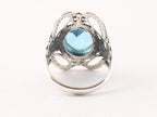Opengewerkte zilveren ring met blauwe topaas afbeelding 3