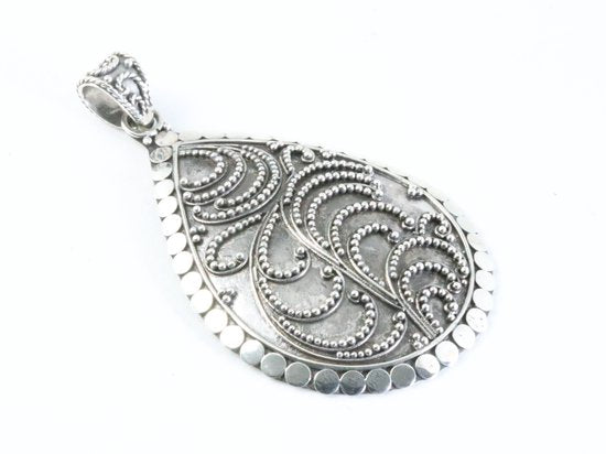 Grote druppelvormige zilveren hanger met filigrein bewerking aan ketting afbeelding 2